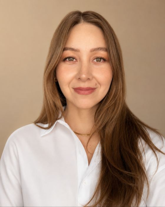 Retrato de Karina Zavala con blusa blanca